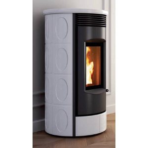 Stufa a pellet Caminetti Montegrappa EVOCA+ NIS EVO WI-FI con rivestimento in maiolica e Wi-Fi integrato