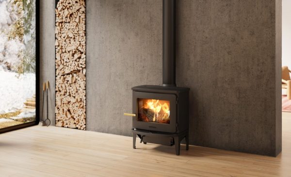 Stufa a legna Ravelli Efesto 8kW in ghisa con ampia visione della fiamma