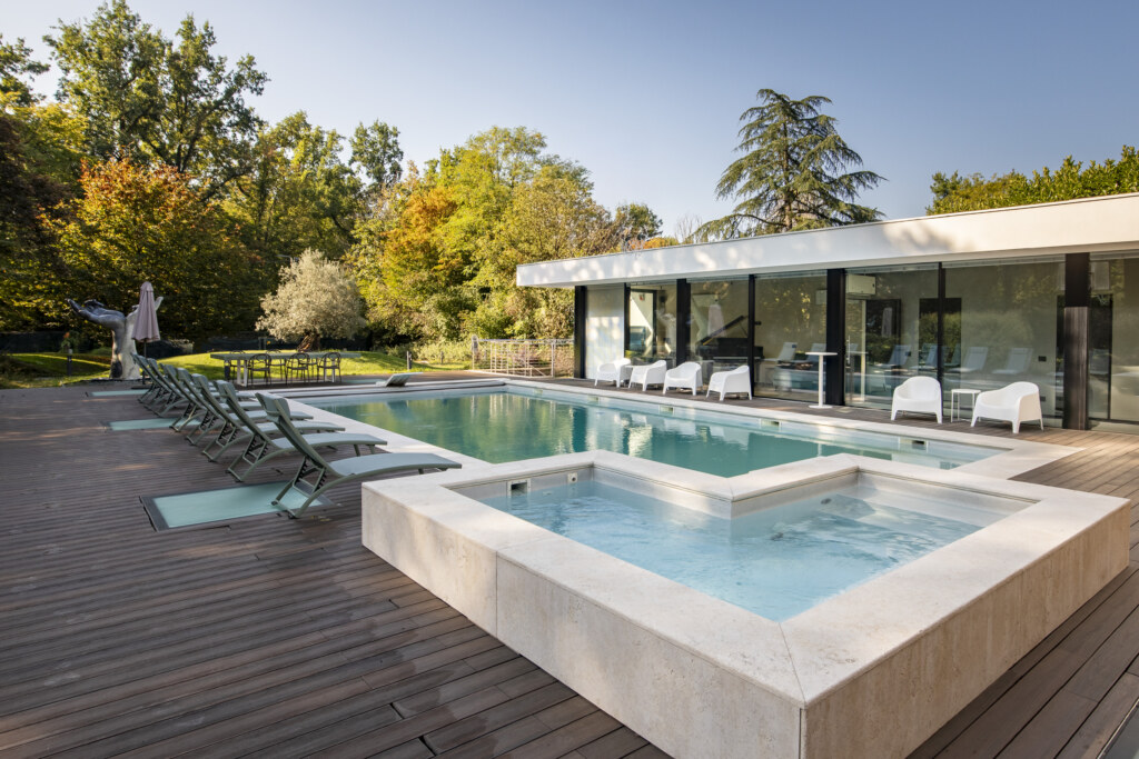 Scopri come rendere fresco e confortevole uno spazio outdoor con ombra, pavimenti chiari, vegetazione, acqua, arredi e illuminazione per l’estate 2026.